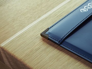 Melni metāla stūri